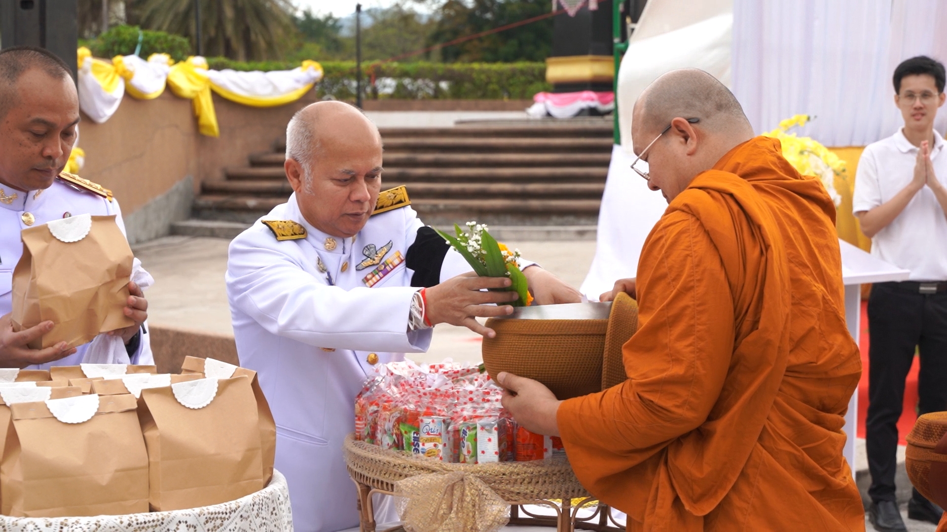 จังหวัดหนองบัวลำภู จัดพิธีเจริญพระพุทธมนต์และทำบุญตักบาตรถวายพระราชกุศล เนื่องในวันคล้ายวันพระบรมราชสมภพ ในหลวงรัชกาลที่ 9 และวันพ่อแห่งชาติ 5 ธันวาคม 2568