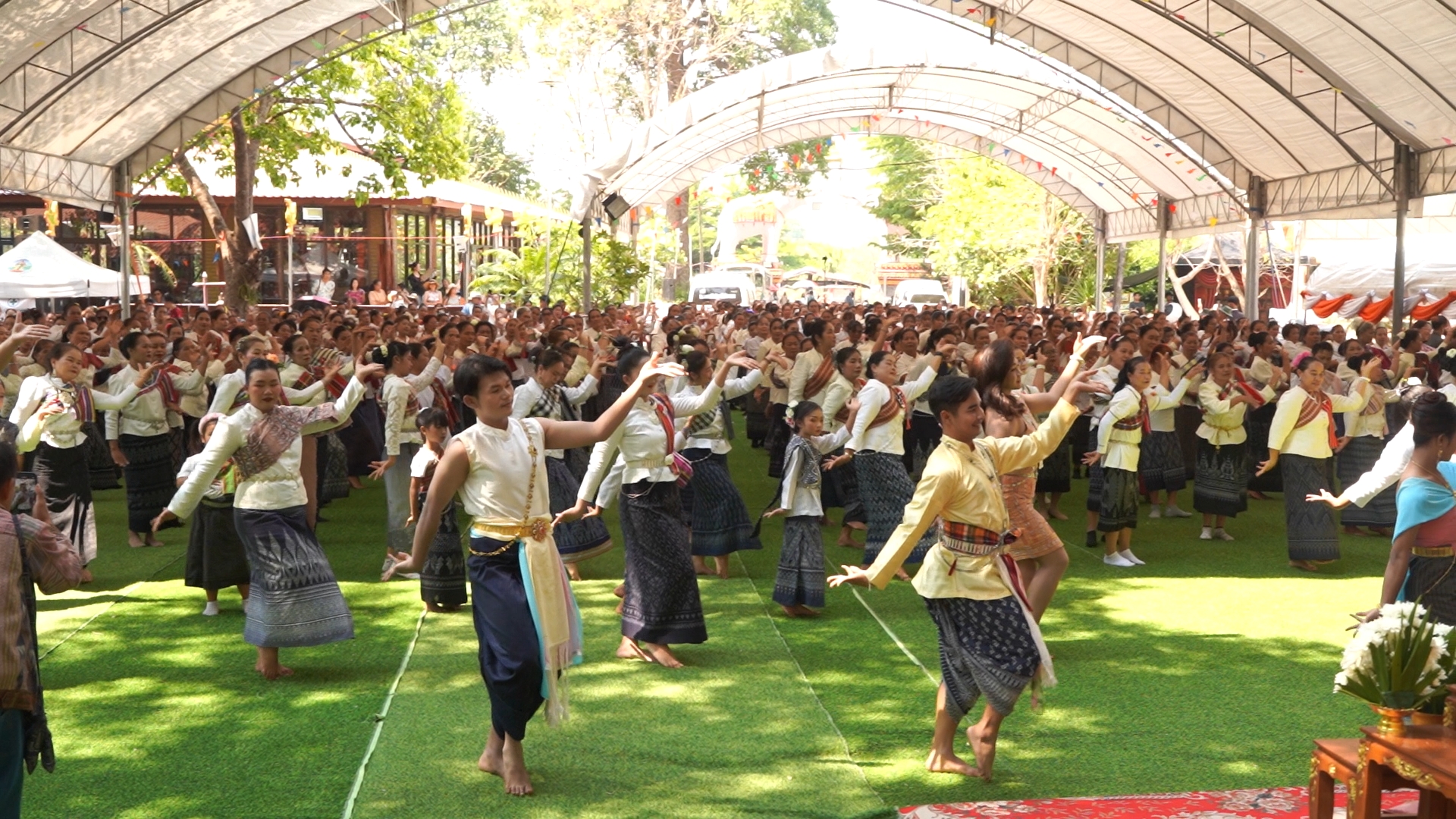 อลังการศรัทธา! ชาวนาวัง 2,000 คน ร่วมรำบวงสรวงเปิดงานประเพณีขึ้นเขาไหว้พระถ้ำเอราวัณ ชู Soft Power กระตุ้นเศรษฐกิจชุมชน