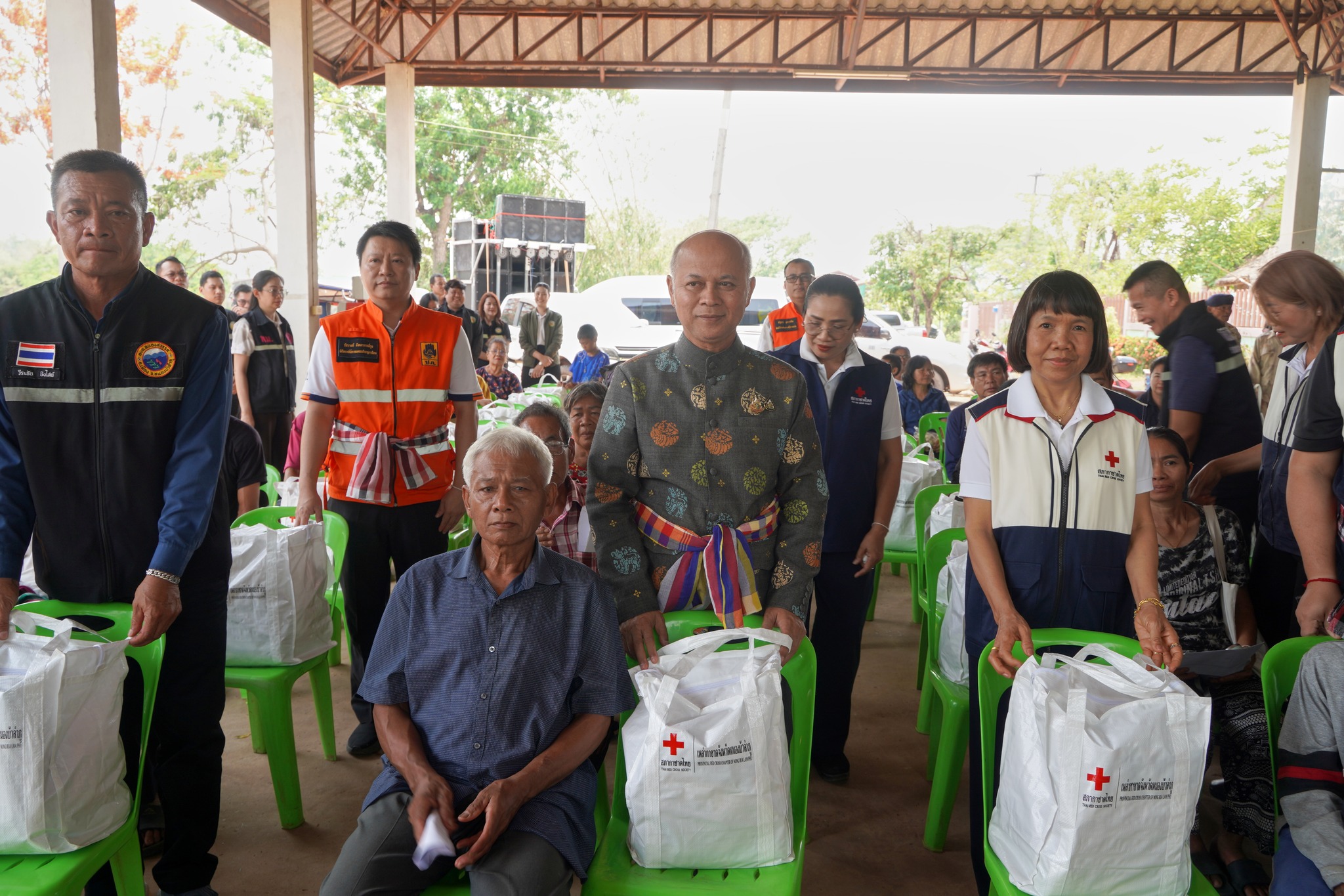 จังหวัดหนองบัวลำภู บูรณาการทุกภาคส่วน ลงพื้นที่มอบถุงยังชีพ-ให้กำลังใจผู้ประสบพายุฤดูร้อน มุ่งแก้ปัญหาบรรเทาทุกข์ประชาชน