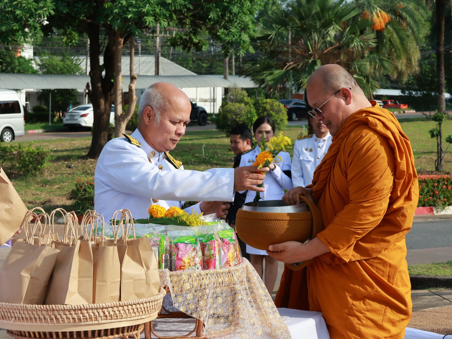 จังหวัดหนองบัวลำภูจัดพิธีทำบุญตักบาตร ถวายพระราชกุศลเฉลิมพระเกียรติ สมเด็จพระนางเจ้า ฯ พระบรมราชินี เนื่องในโอกาสพระราชพิธีมหามงคลเฉลิมพระชนมพรรษา 4 รอบ