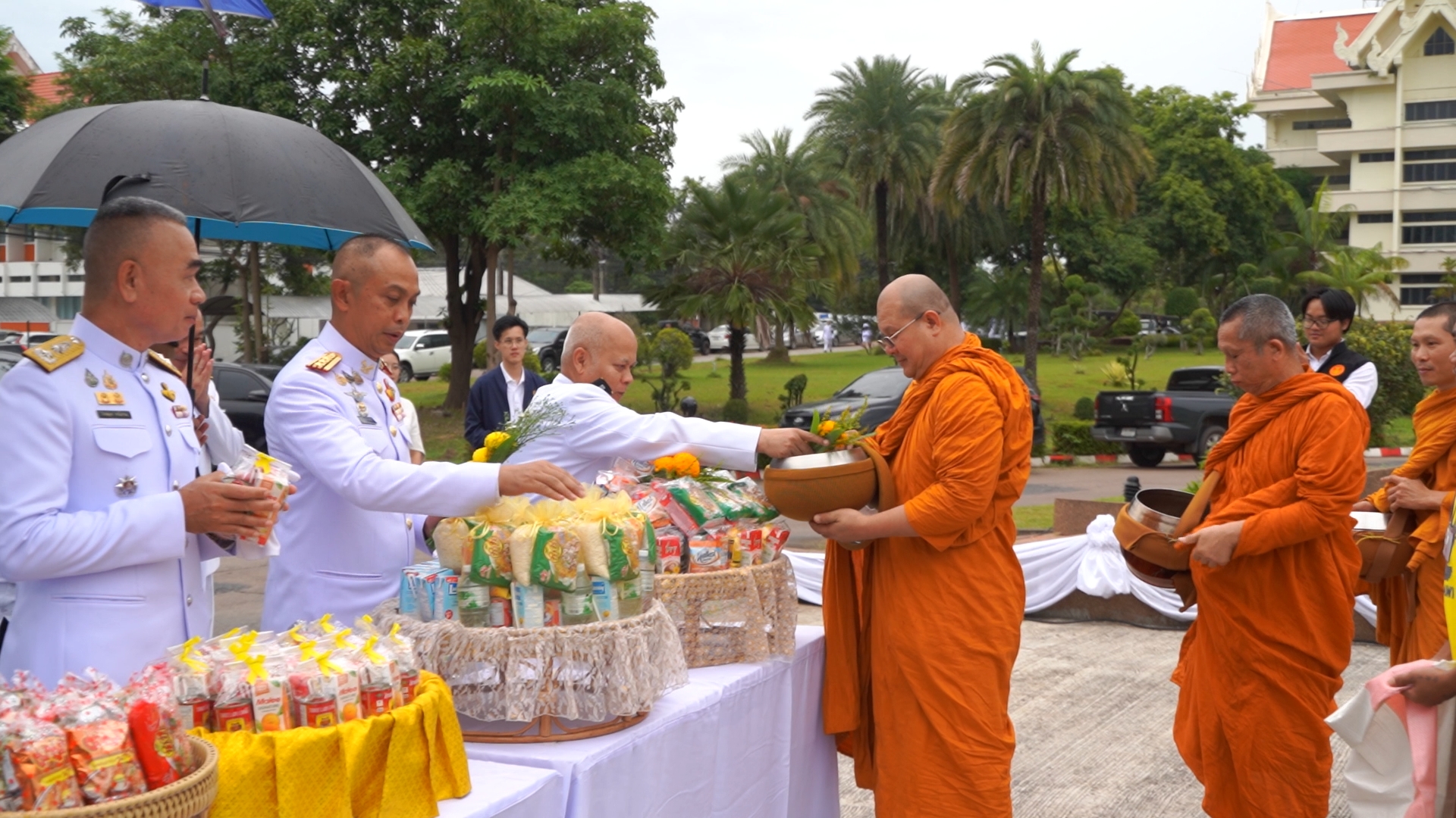 จังหวัดหนองบัวลำภู จัดพิธีเจริญพระพุทธมนต์และทำบุญตักบาตร พร้อมพิธีทางศาสนามหามงคล เฉลิมพระเกียรติพระบาทสมเด็จพระเจ้าอยู่หัว เนื่องในโอกาสวันเฉลิมพระชนมพรรษา